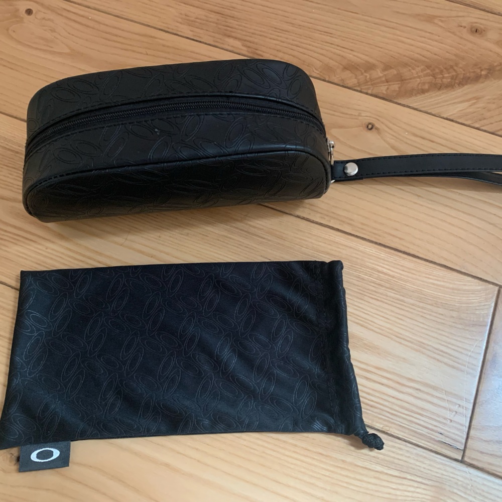 Oakley sunglass case and duster! Excellent condition!